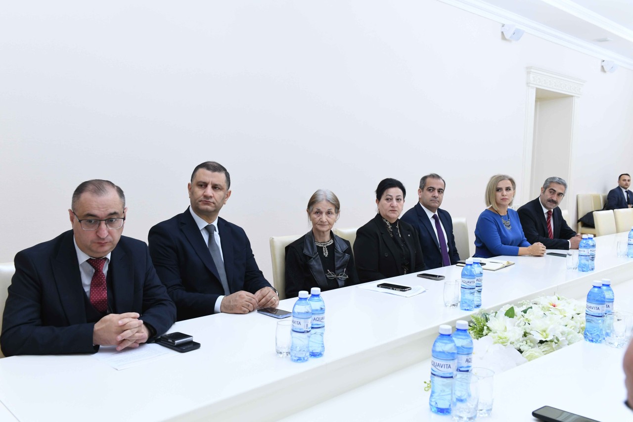 Rövşən Rzayev İctimai Şuranın üzvləri ilə görüşdü - FOTOLAR