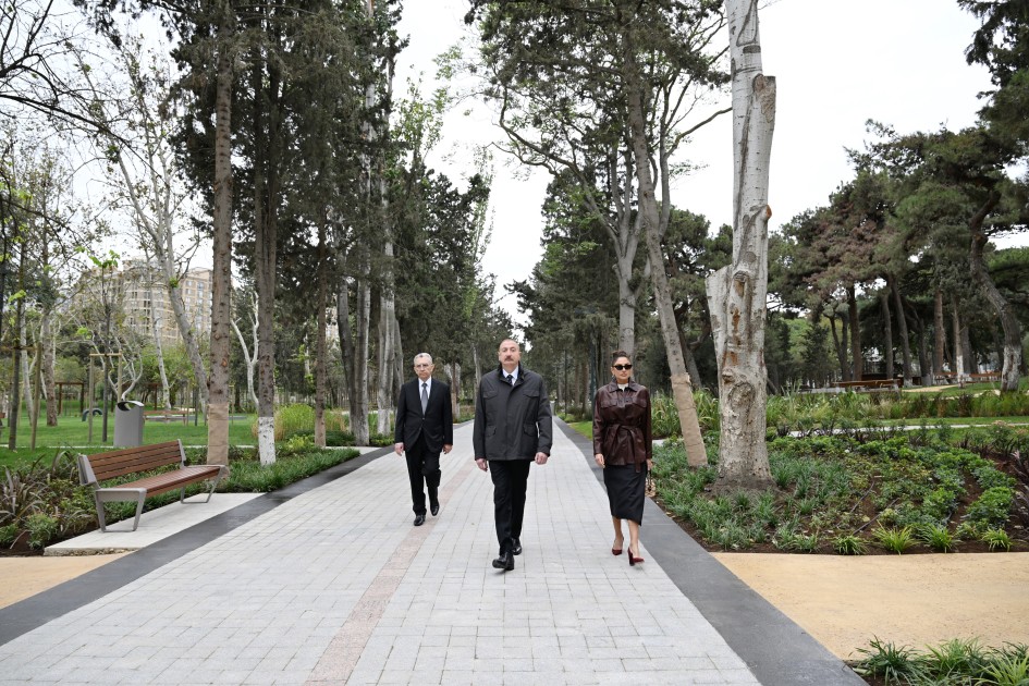 İlham Əliyev və birinci xanım yeni parkın açılışında - FOTOLAR