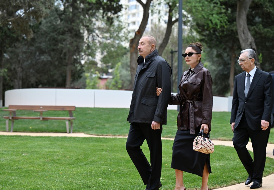 İlham Əliyev və birinci xanım yeni parkın açılışında - FOTOLAR