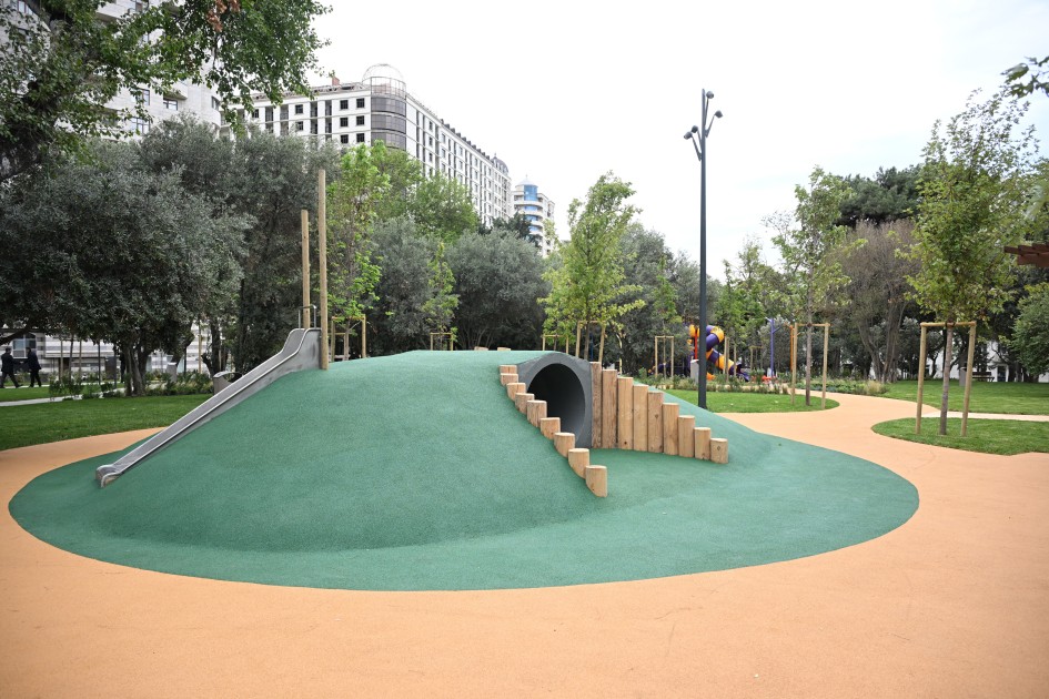 İlham Əliyev və birinci xanım yeni parkın açılışında - FOTOLAR