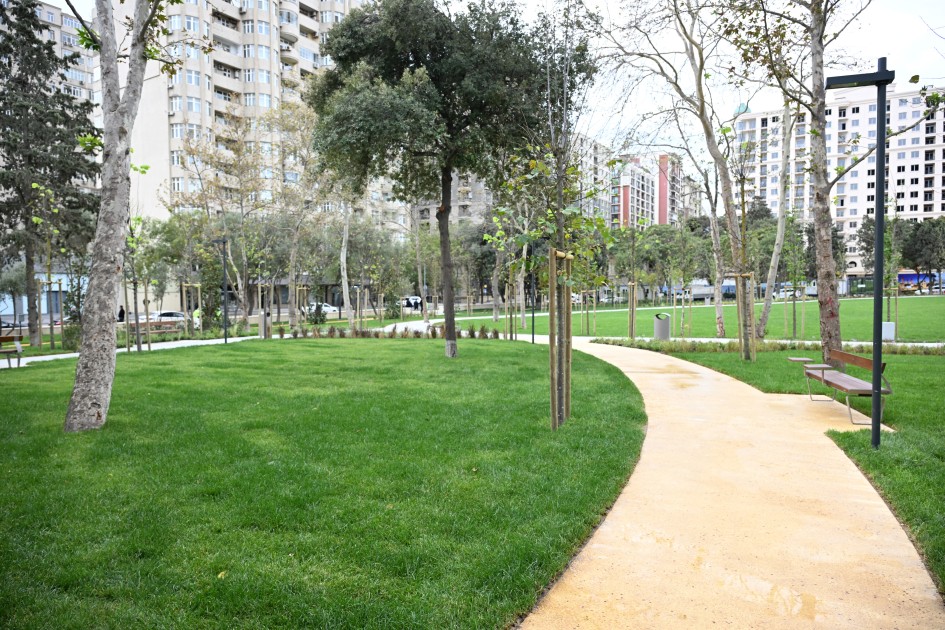 İlham Əliyev və birinci xanım yeni parkın açılışında - FOTOLAR