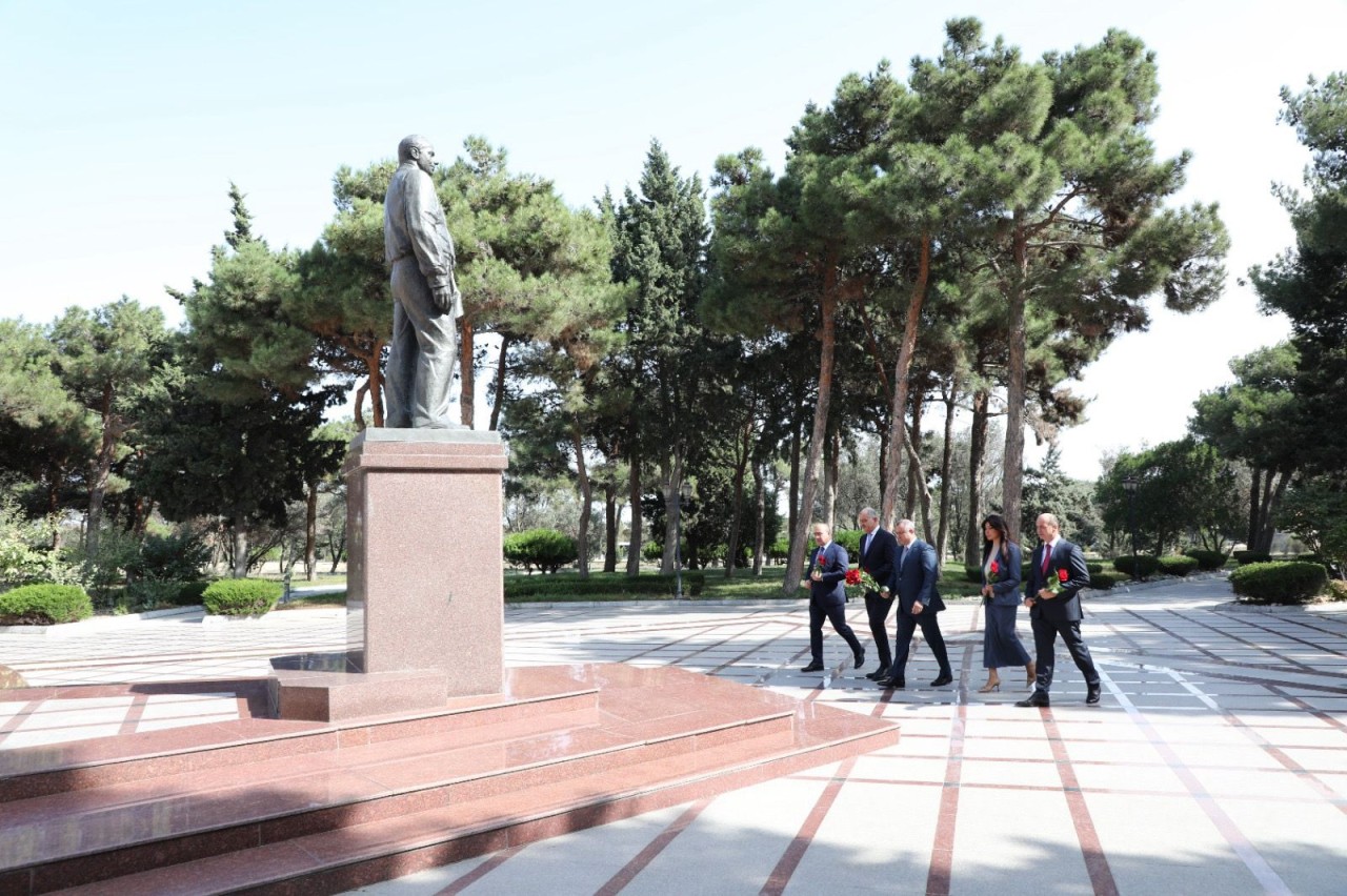 Suraxanıda Beynəlxalq Müəllimlər Günü qeyd edilib - FOTOLAR