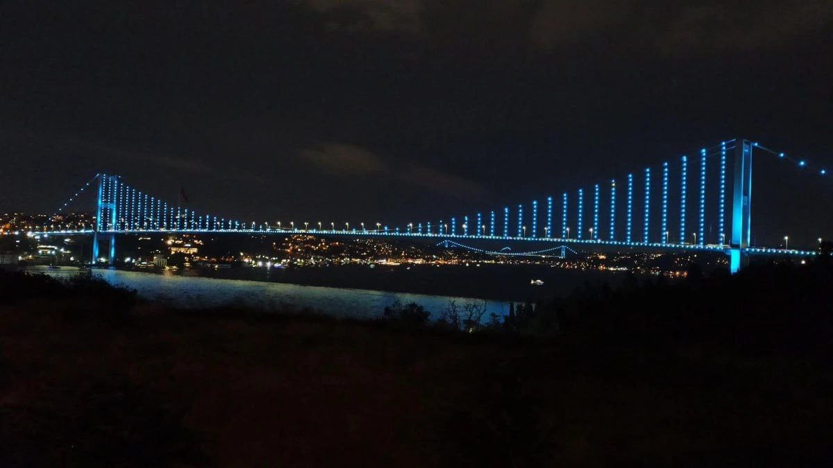 İstanbulun tarixi məkanları TDT bayrağının rəngi ilə işıqlandırıldı - FOTOLAR