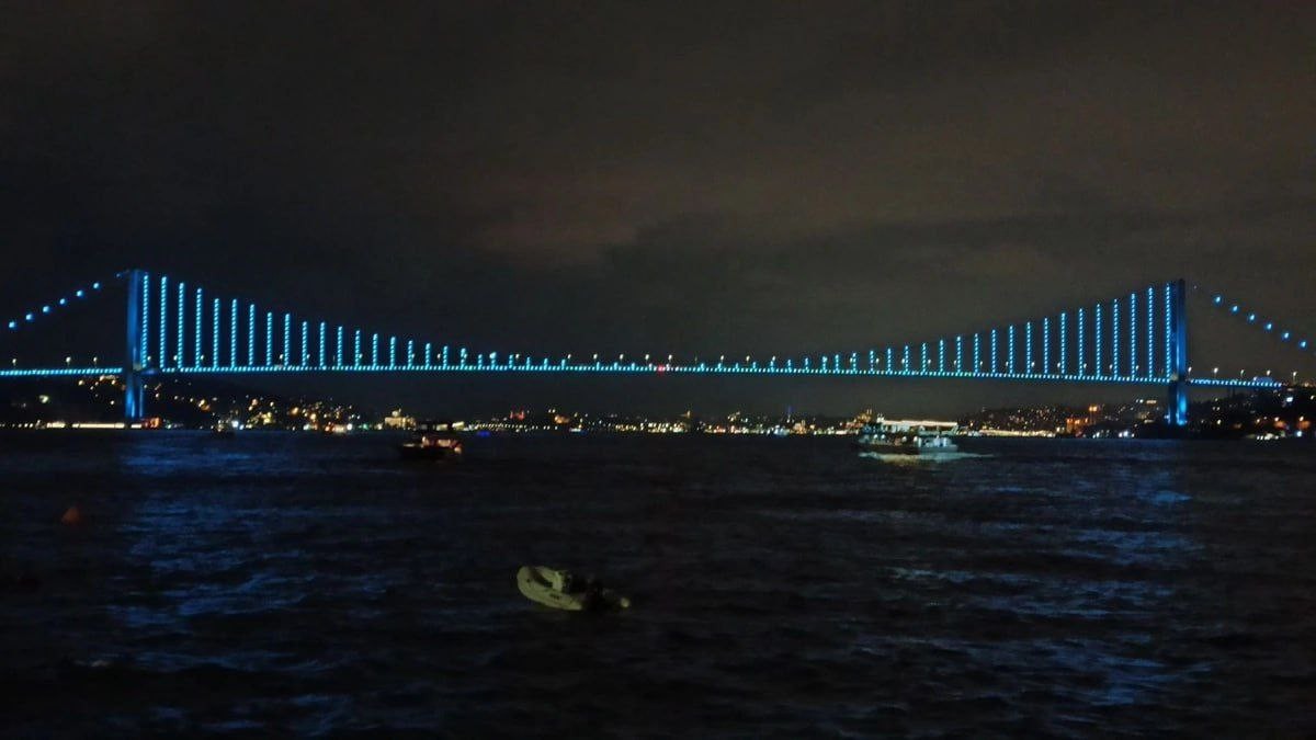 İstanbulun tarixi məkanları TDT bayrağının rəngi ilə işıqlandırıldı - FOTOLAR