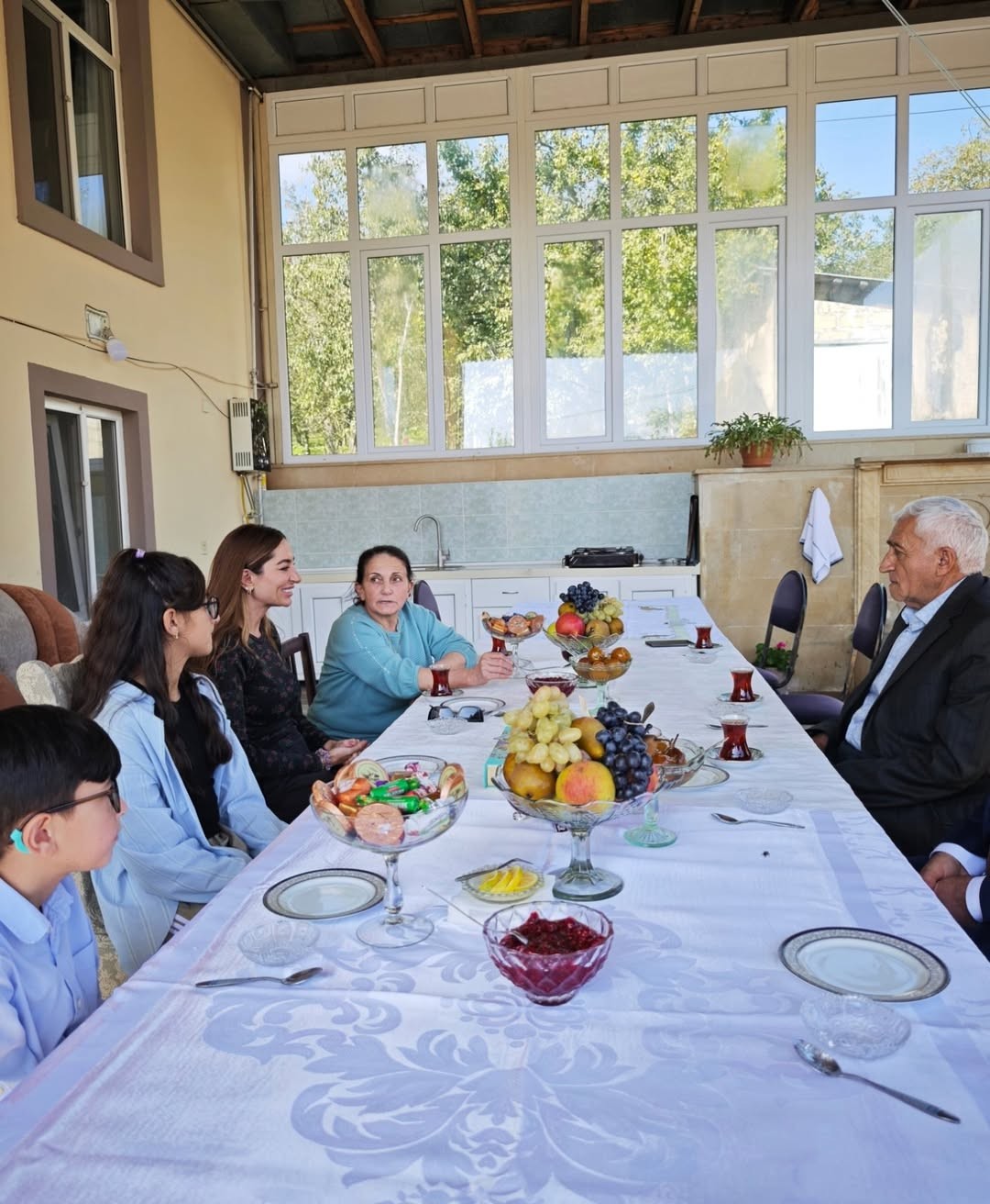 Arzu Əliyeva şamaxılı ailənin qonağı oldu - FOTOLAR