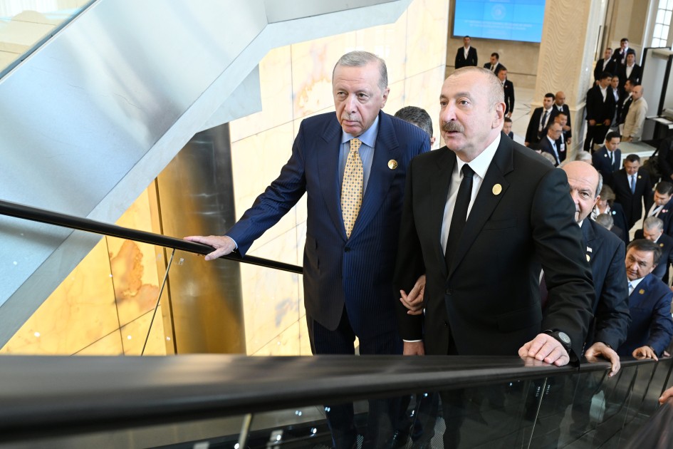 Liderlər çay süfrəsi arxasında - FOTOLAR