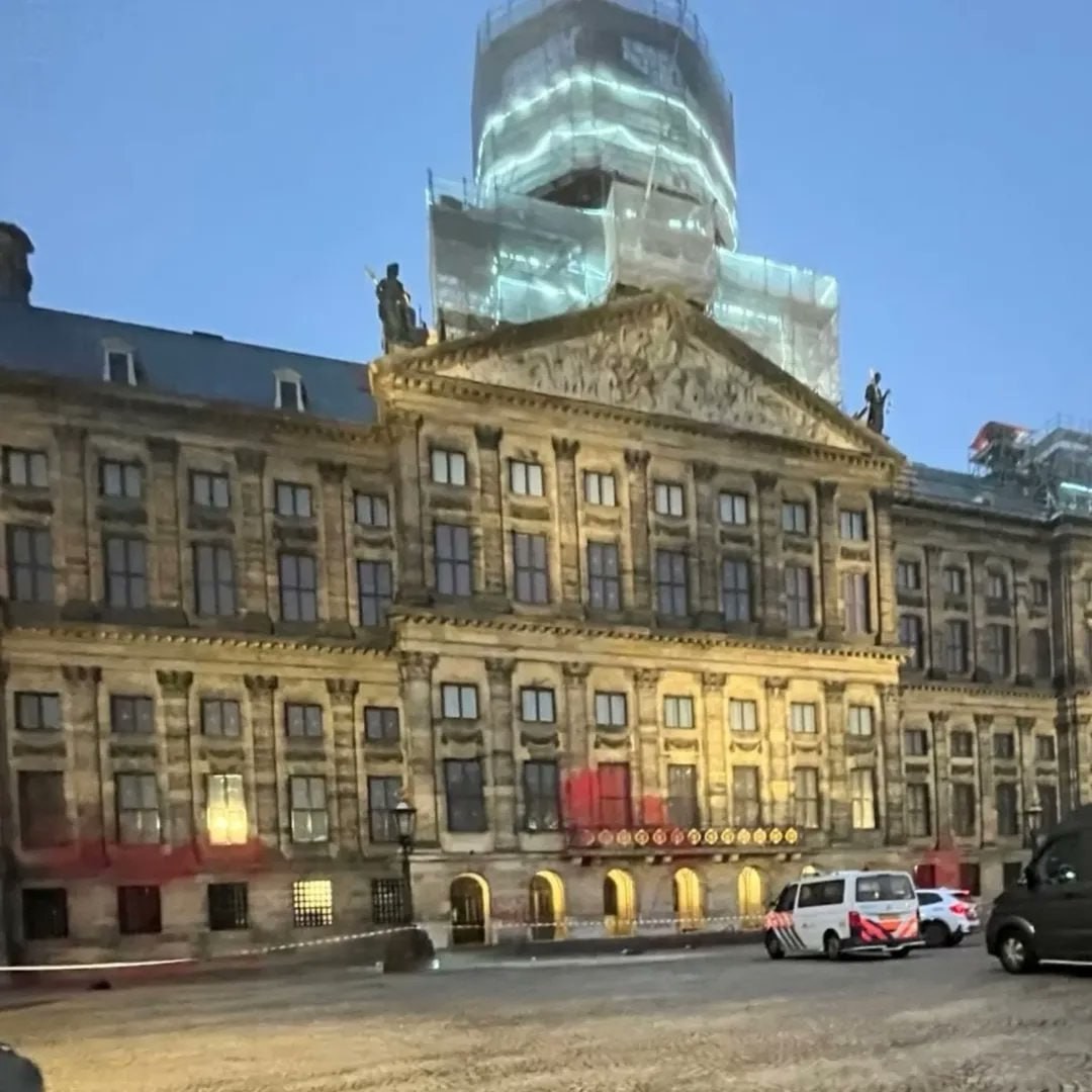 Kral Sarayını qırmızıya boyadılar - FOTO