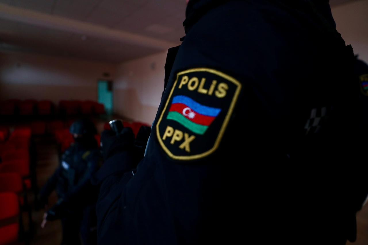 Avtomatla Xankəndiyə keçmək istədi - Gizlədilən və satılan silahlar aşkarlandı (FOTOLAR)