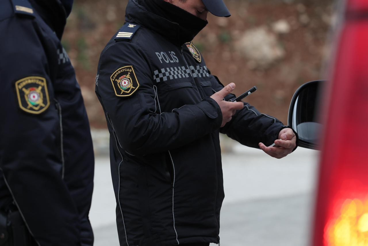 Avtomatla Xankəndiyə keçmək istədi - Gizlədilən və satılan silahlar aşkarlandı (FOTOLAR)