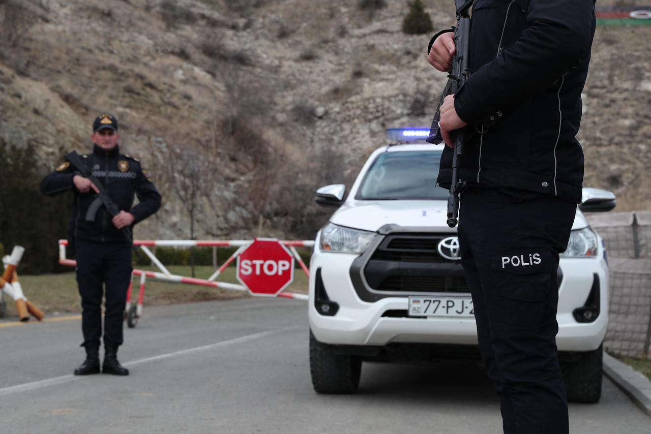 Avtomatla Xankəndiyə keçmək istədi - Gizlədilən və satılan silahlar aşkarlandı (FOTOLAR)