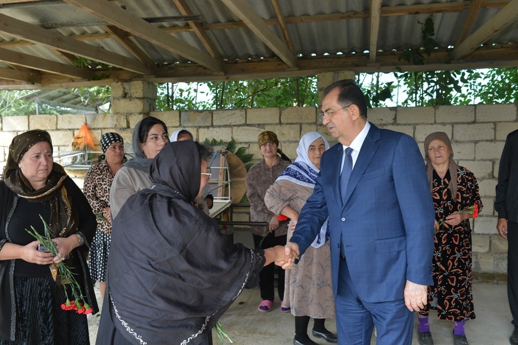 Taleh Qaraşov Vətən müharibəsi şəhidinin məzarını ziyarət edib - FOTOLAR