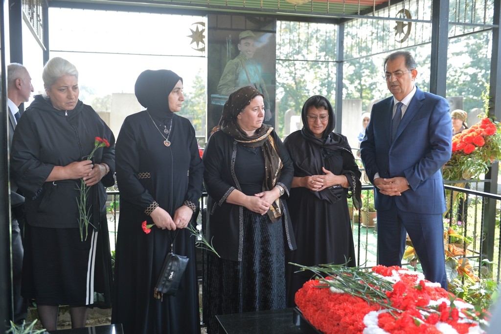 Taleh Qaraşov Vətən müharibəsi şəhidinin məzarını ziyarət edib - FOTOLAR