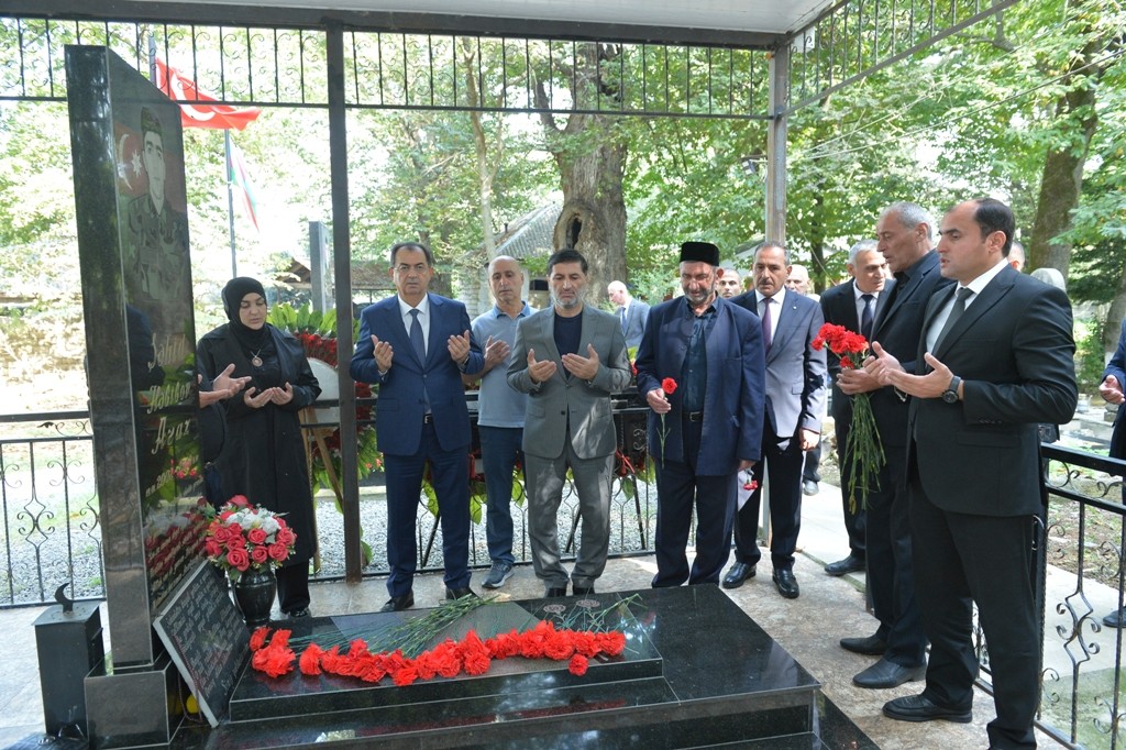 Taleh Qaraşov şəhidin məzarını ziyarət edib - FOTOLAR