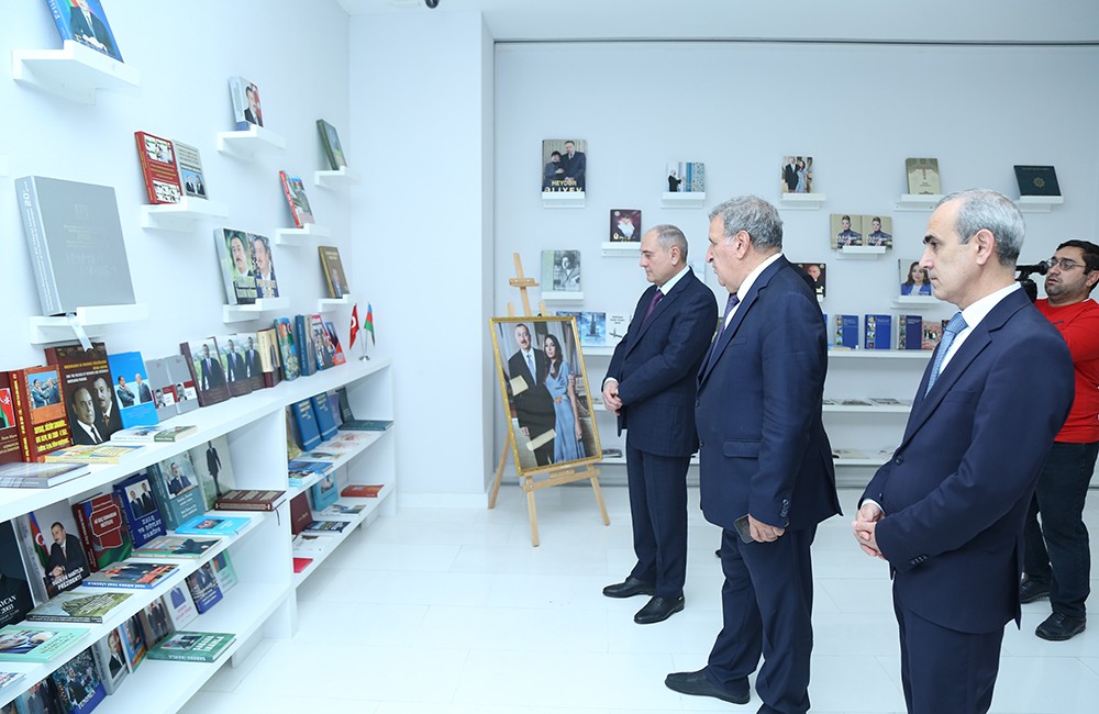 AMEA əməkdaşlarına YAP-ın üzvlük vəsiqələri verildi - FOTOLAR