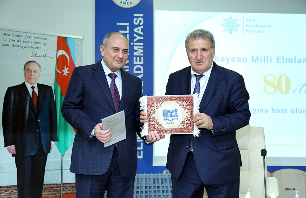 AMEA əməkdaşlarına YAP-ın üzvlük vəsiqələri verildi - FOTOLAR