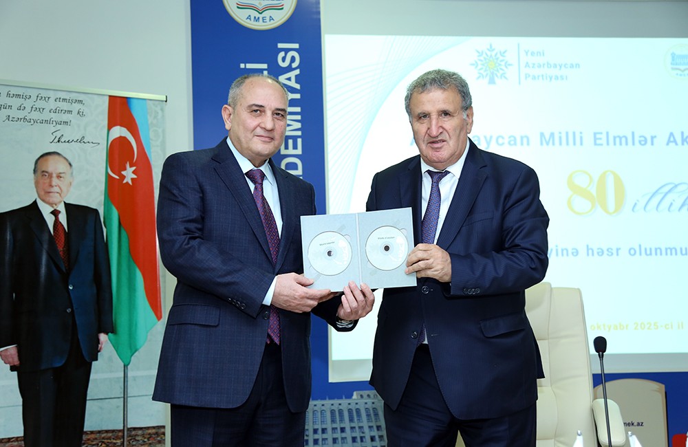 AMEA əməkdaşlarına YAP-ın üzvlük vəsiqələri verildi - FOTOLAR