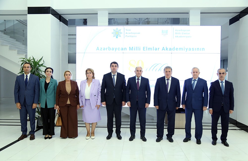 AMEA əməkdaşlarına YAP-ın üzvlük vəsiqələri verildi - FOTOLAR