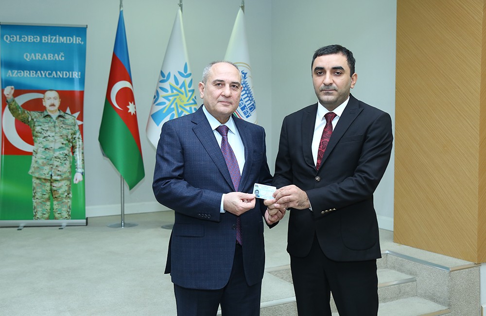 AMEA əməkdaşlarına YAP-ın üzvlük vəsiqələri verildi - FOTOLAR