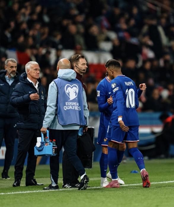 Mbappe millinin düşərgəsini tərk etdi - FOTO