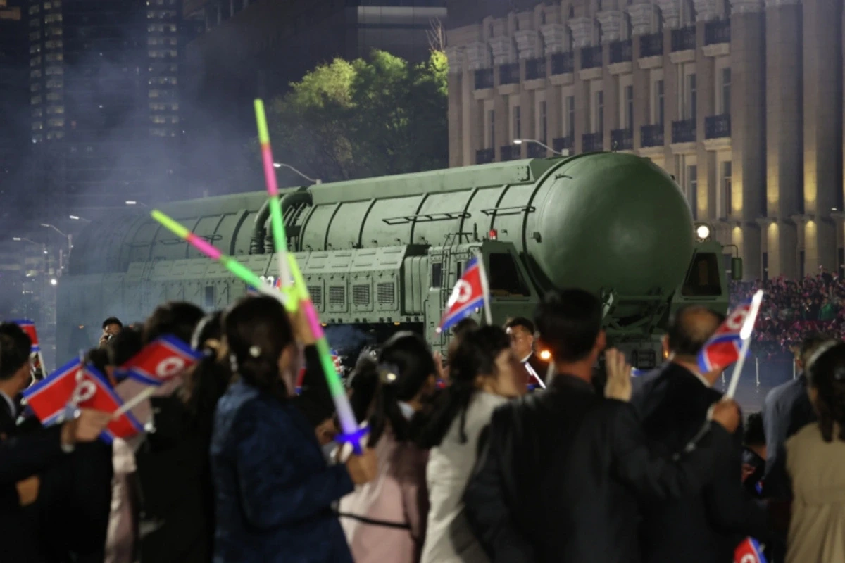 Şimali Koreya qitələrarası ballistik raketini nümayiş etdirdi - FOTO