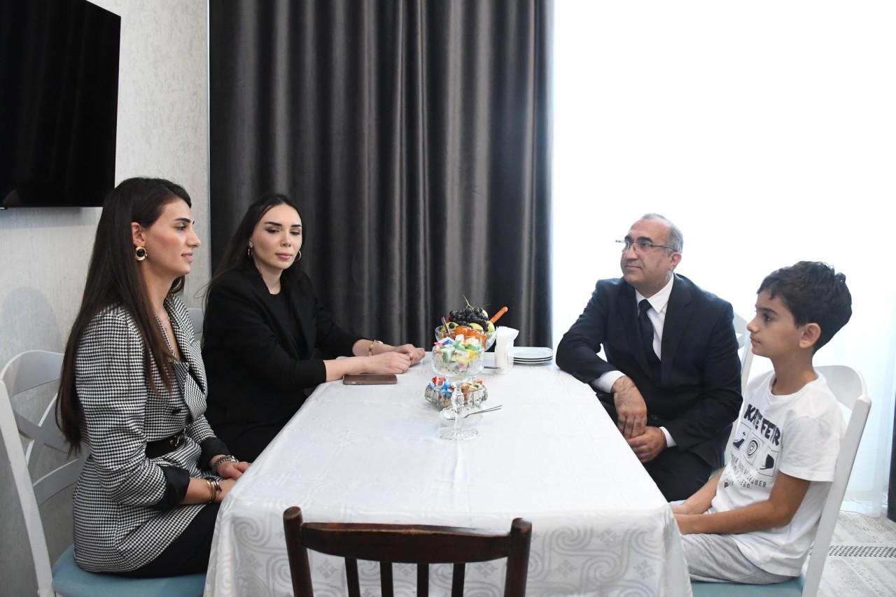 YAP-ın Sumqayıt təşkilatının sədri şəhid ailələrini ziyarət edib - FOTOLAR