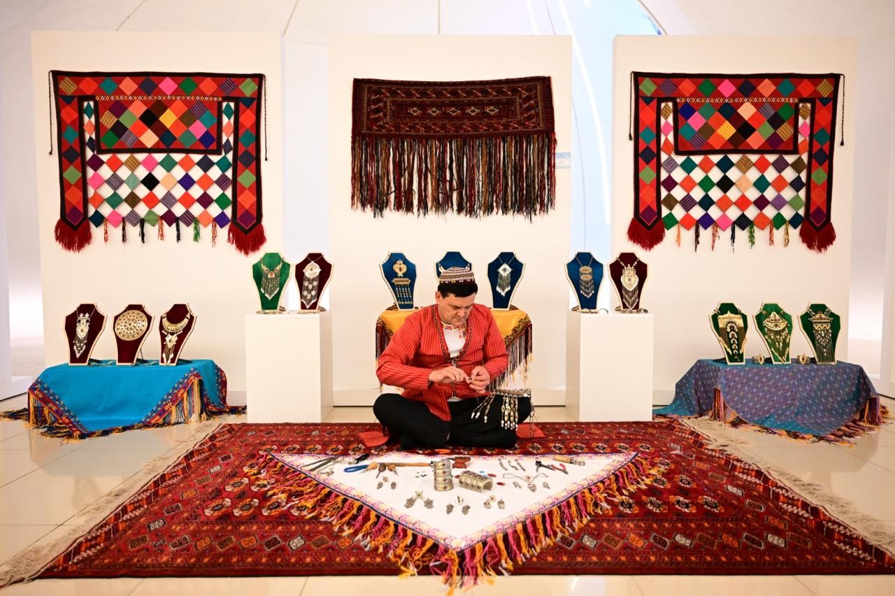 Nazir "Türkmən milli irsinin dayağı - Arxadağ" adlı sərgidə iştirak edib - FOTOLAR