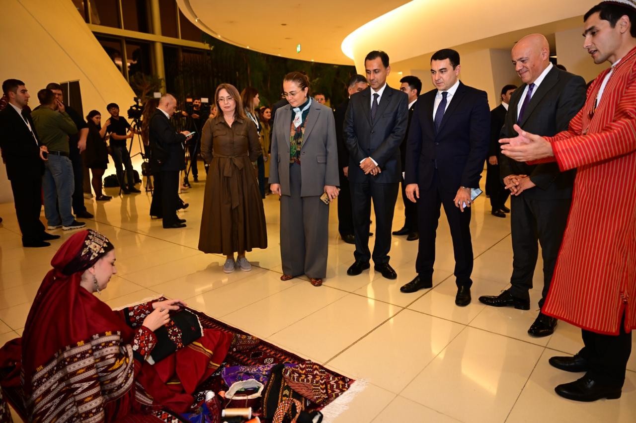 Nazir "Türkmən milli irsinin dayağı - Arxadağ" adlı sərgidə iştirak edib - FOTOLAR