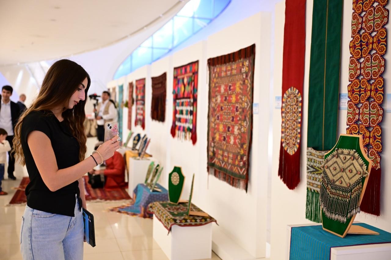 Nazir "Türkmən milli irsinin dayağı - Arxadağ" adlı sərgidə iştirak edib - FOTOLAR