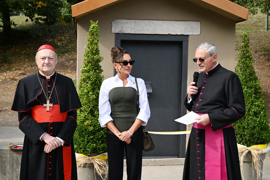 Mehriban Əliyeva, qızları və gəlini Vatikanda açılışa qatıldı - FOTOLAR