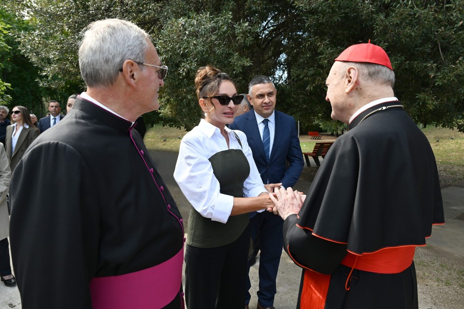 Mehriban Əliyeva, qızları və gəlini Vatikanda açılışa qatıldı - FOTOLAR