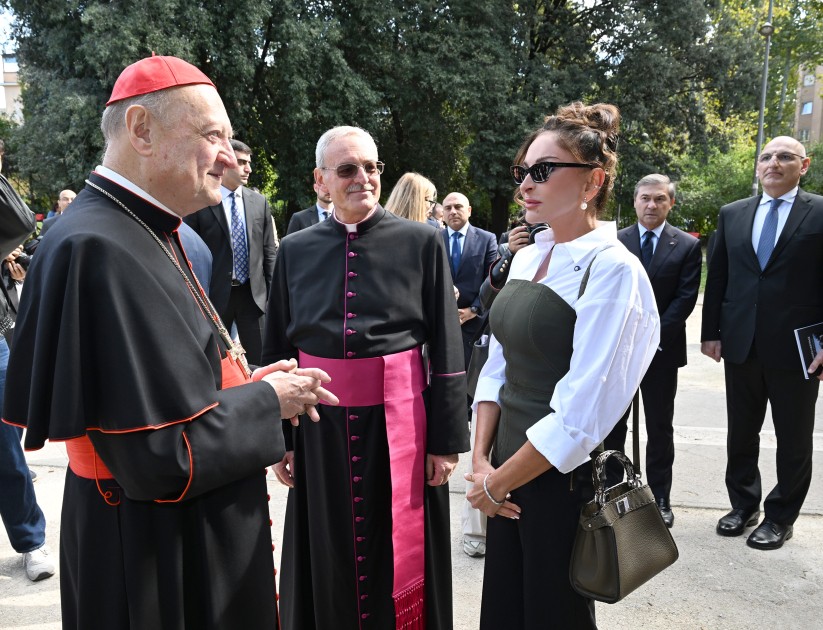 Mehriban Əliyeva, qızları və gəlini Vatikanda açılışa qatıldı - FOTOLAR