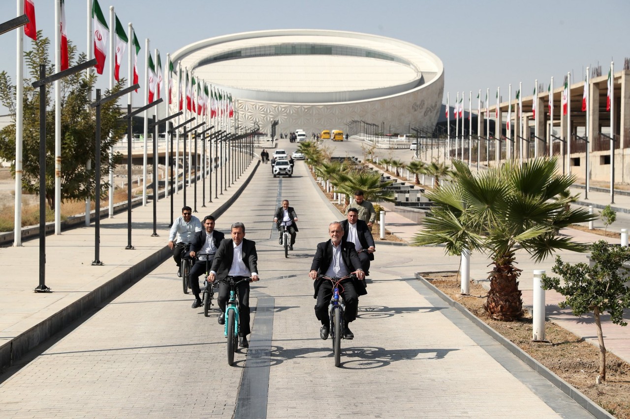 Pezeşkian Tehranın mərkəzində velosiped sürdü - FOTOLAR (VİDEO)