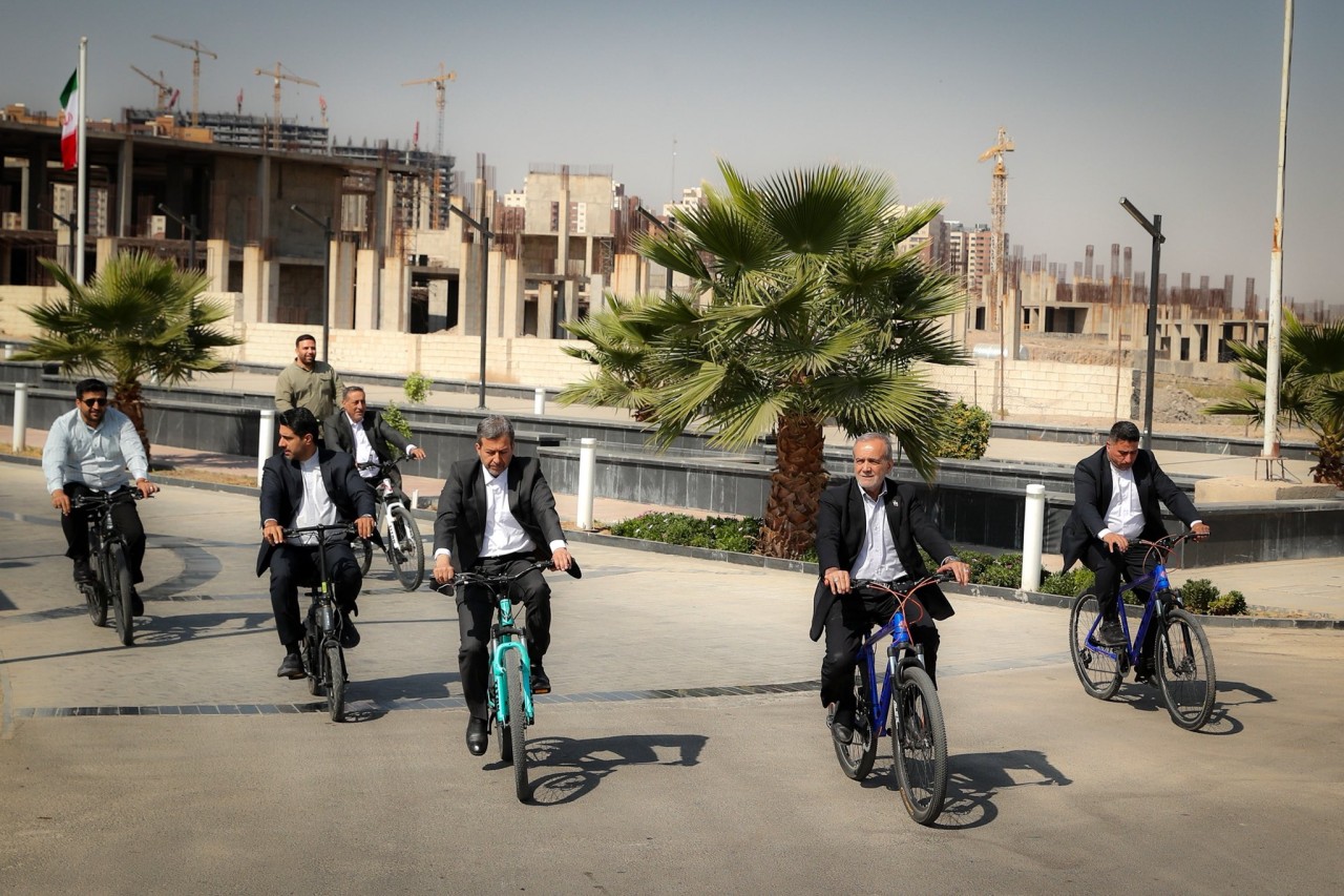 Pezeşkian Tehranın mərkəzində velosiped sürdü - FOTOLAR (VİDEO)