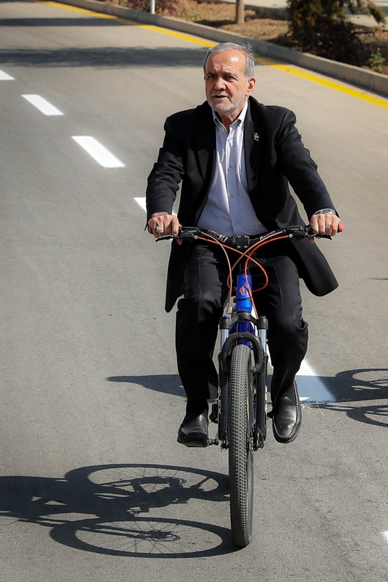 Pezeşkian Tehranın mərkəzində velosiped sürdü - FOTOLAR (VİDEO)