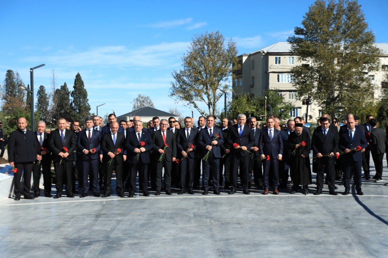 Niyazi Bayramov Gəncə Memorial Kompleksində olub - FOTOLAR