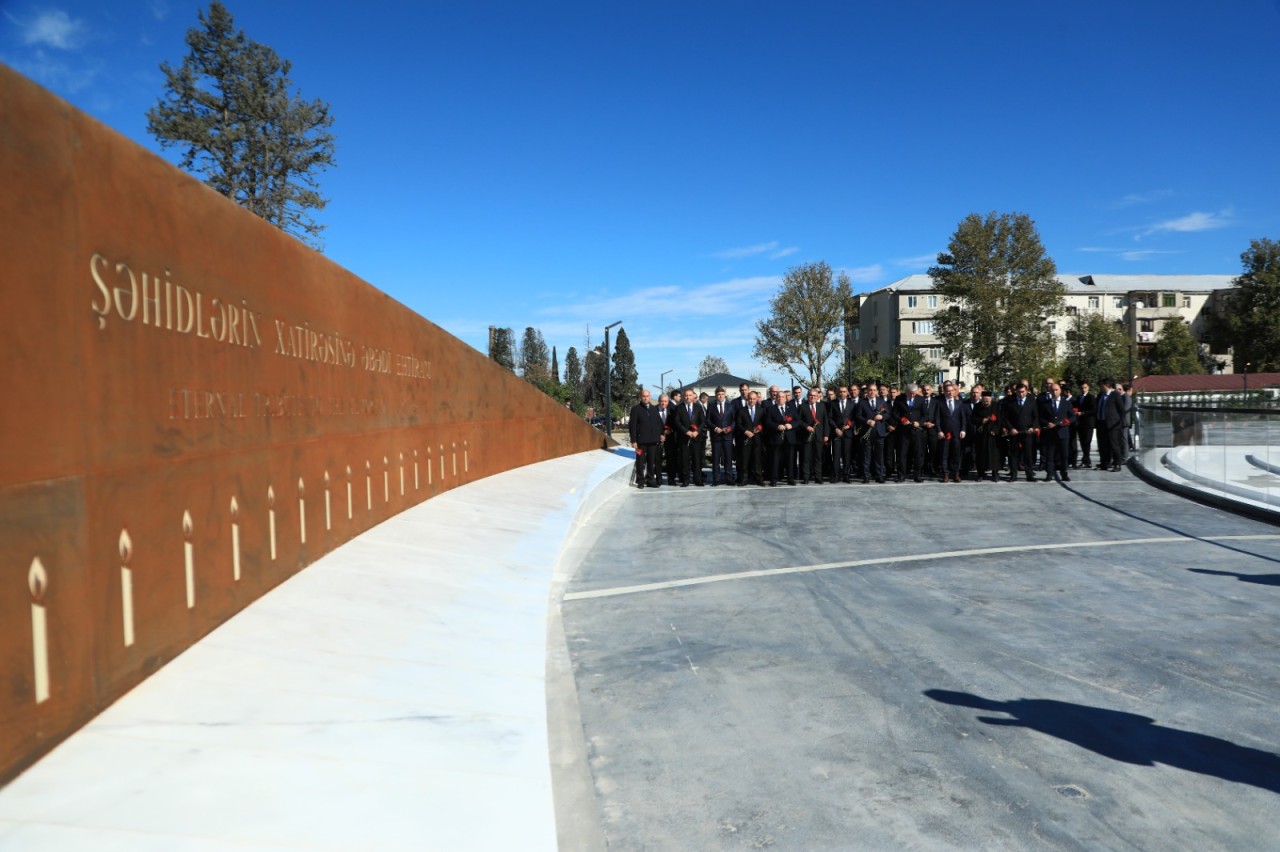 Niyazi Bayramov Gəncə Memorial Kompleksində olub - FOTOLAR