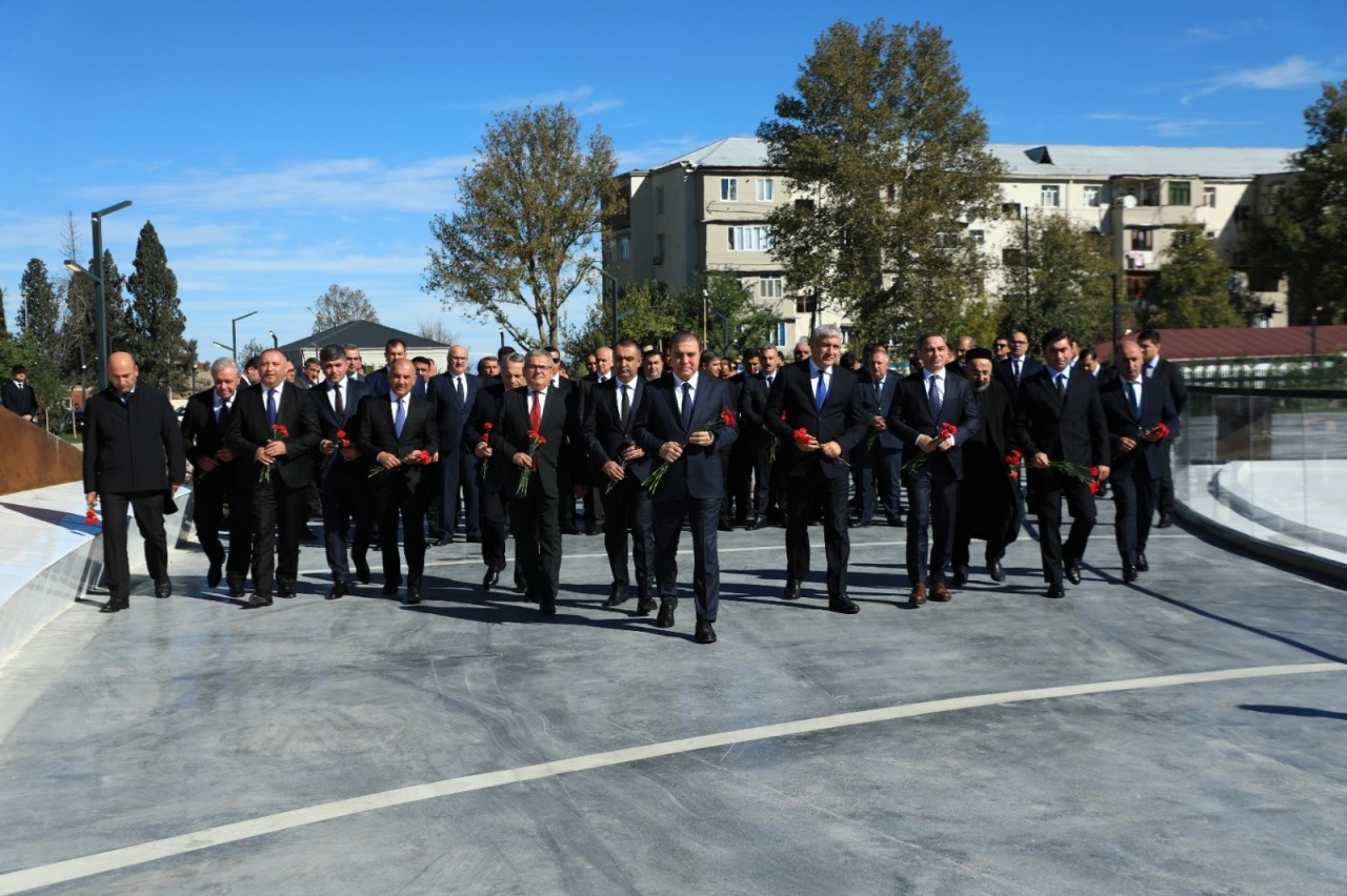 Niyazi Bayramov Gəncə Memorial Kompleksində olub - FOTOLAR
