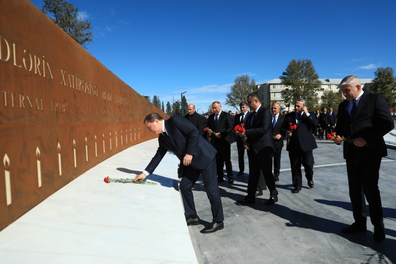 Niyazi Bayramov Gəncə Memorial Kompleksində olub - FOTOLAR