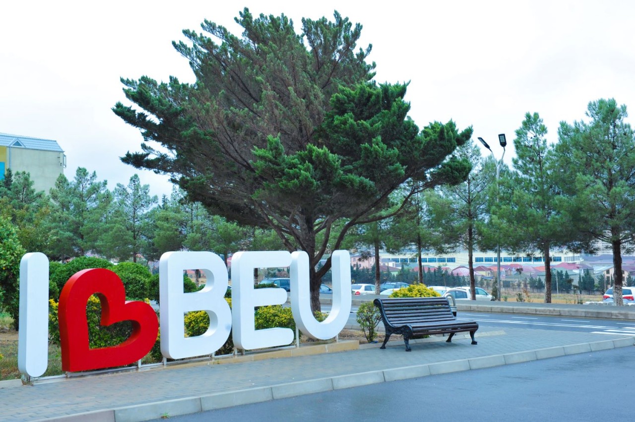 BMU kampusunda günəş enerjisi ilə işləyən işıq dirəkləri quraşdırılıb - FOTOLAR