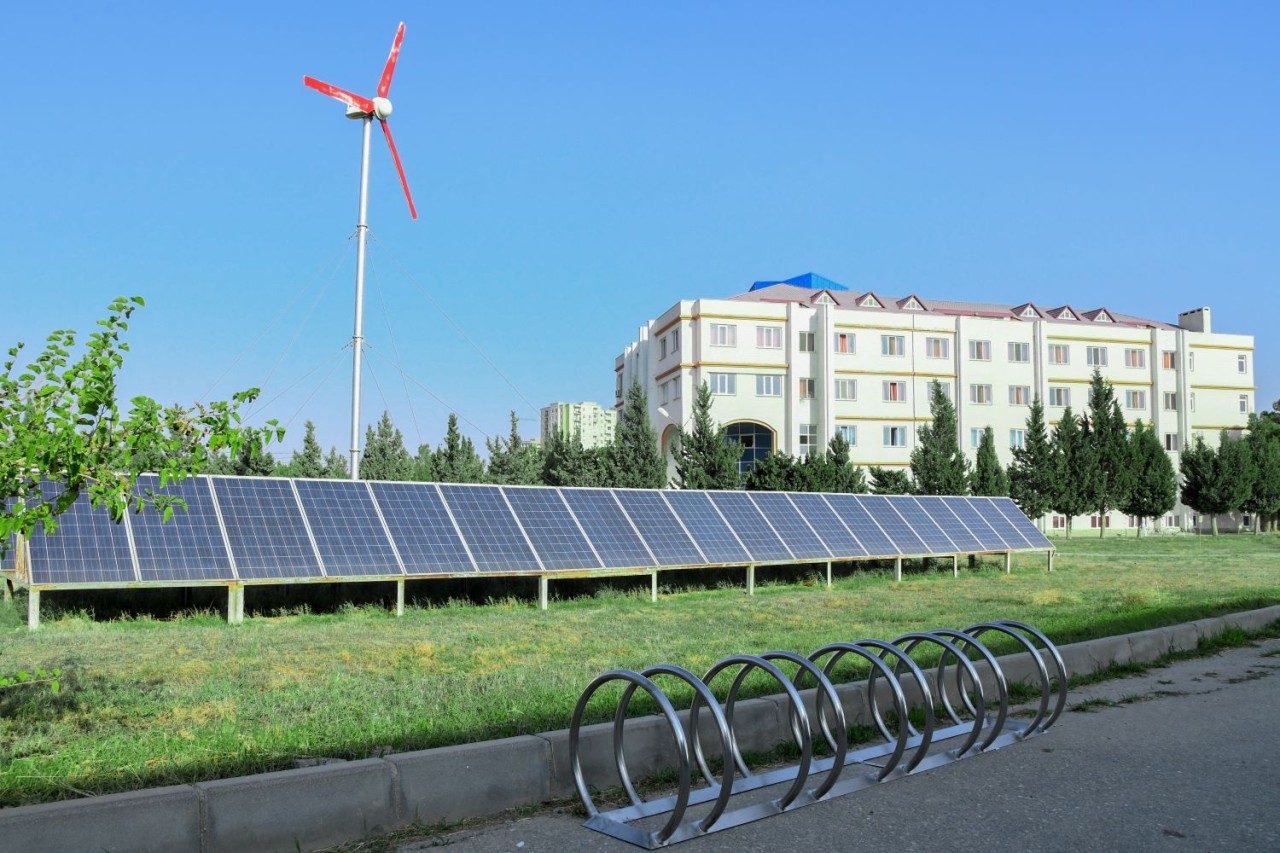 BMU kampusunda günəş enerjisi ilə işləyən işıq dirəkləri quraşdırılıb - FOTOLAR