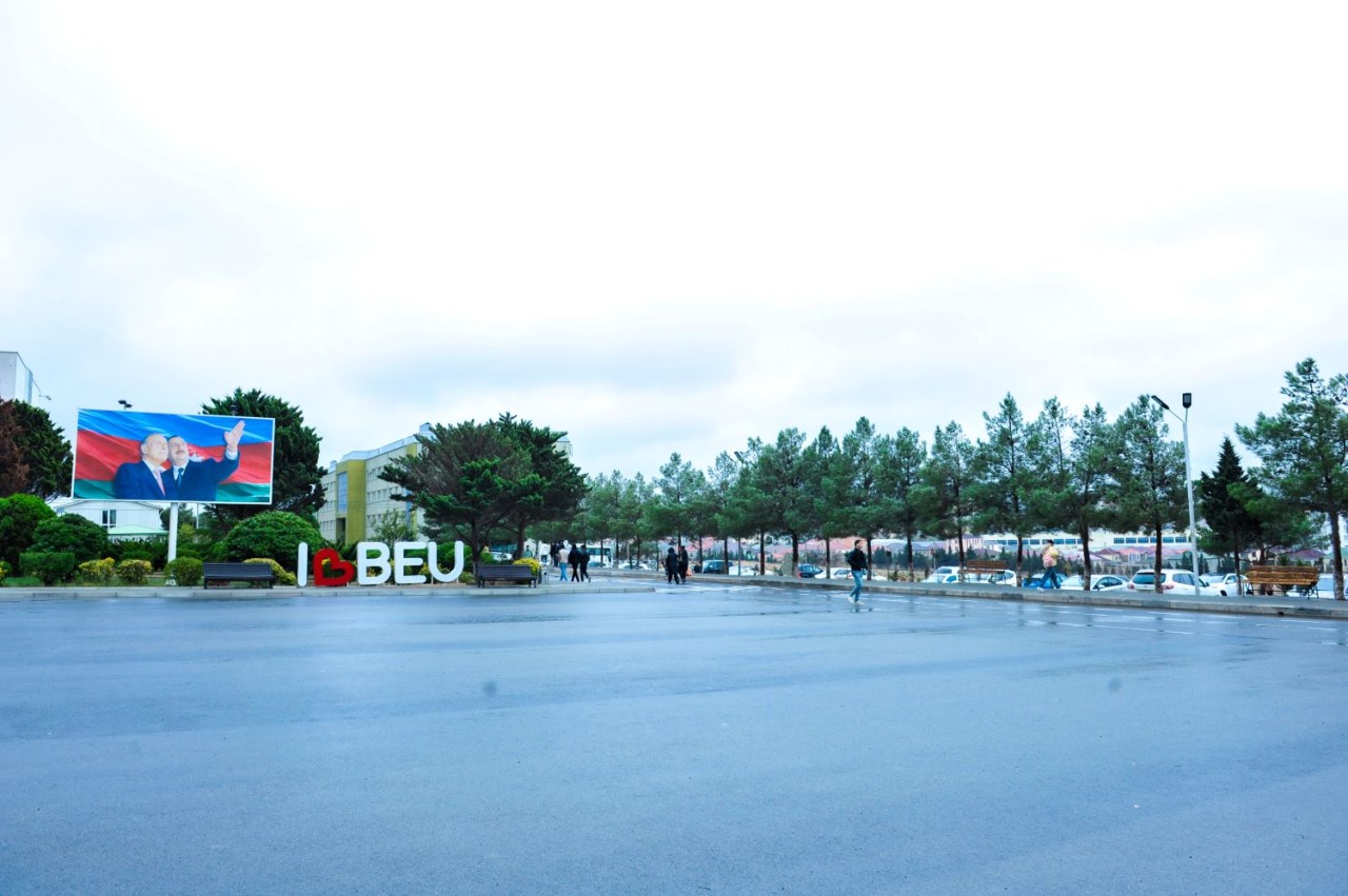 BMU kampusunda günəş enerjisi ilə işləyən işıq dirəkləri quraşdırılıb - FOTOLAR