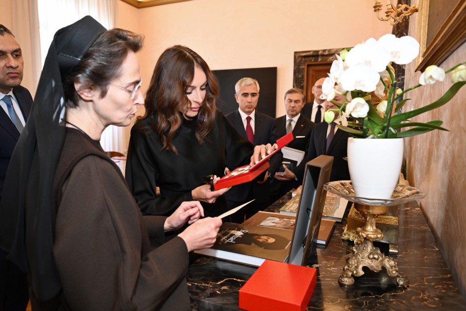 Mehriban Əliyeva rahibə Petrini ilə görüşdü - FOTOLAR