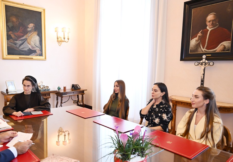 Mehriban Əliyeva rahibə Petrini ilə görüşdü - FOTOLAR