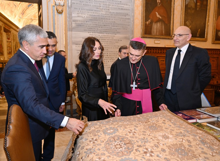 Birinci xanım Vatikan Apostol Kitabxanasını ziyarət etdi - FOTOLAR
