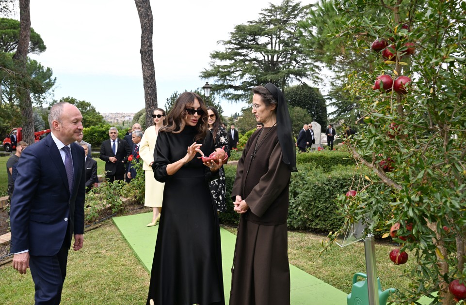 Mehriban Əliyeva qızları və gəlini ilə birlikdə ağacəkmə mərasimində - FOTOLAR
