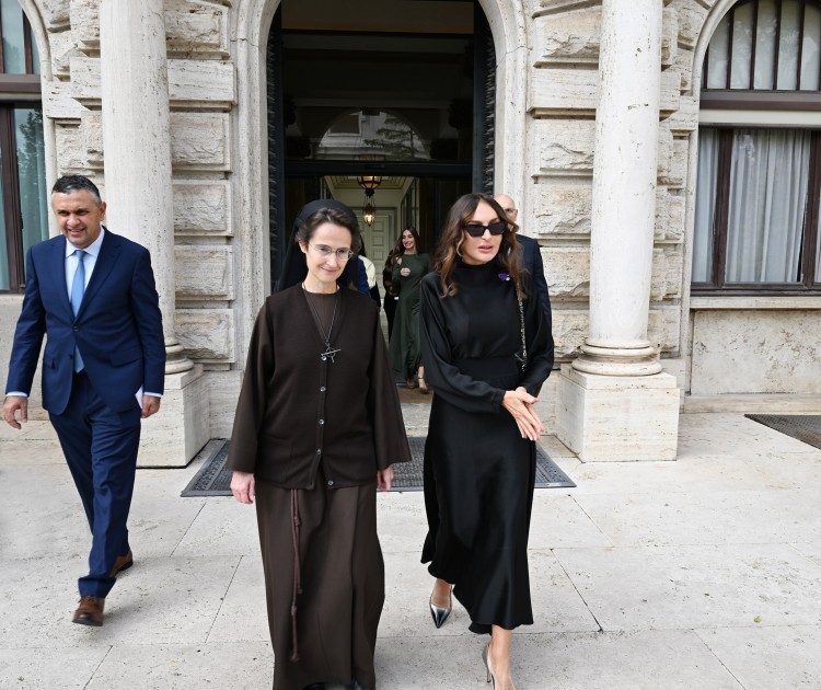 Mehriban Əliyeva qızları və gəlini ilə birlikdə ağacəkmə mərasimində - FOTOLAR