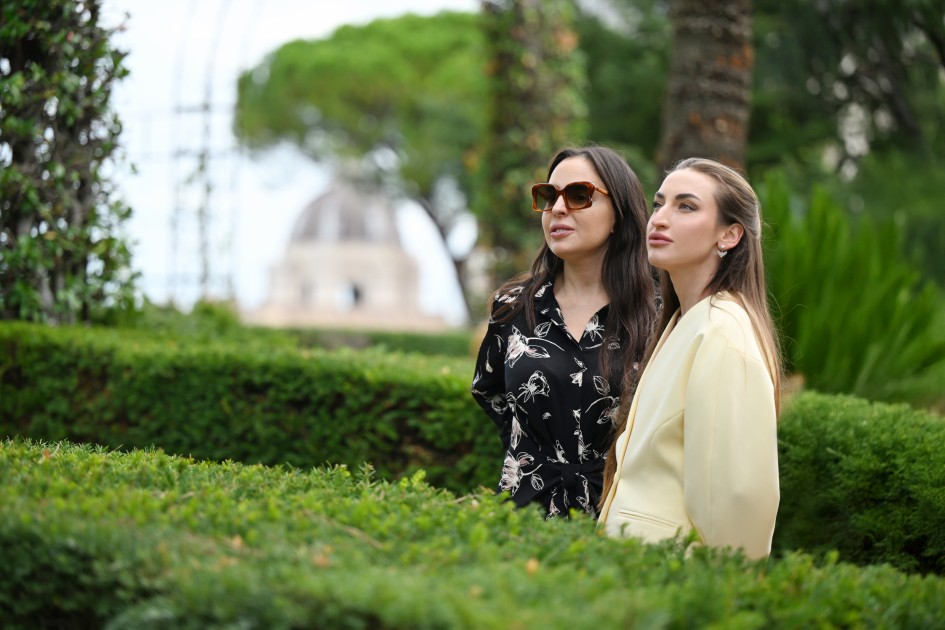 Mehriban Əliyeva qızları və gəlini ilə birlikdə ağacəkmə mərasimində - FOTOLAR