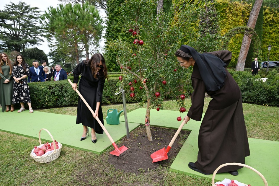 Mehriban Əliyeva qızları və gəlini ilə birlikdə ağacəkmə mərasimində - FOTOLAR