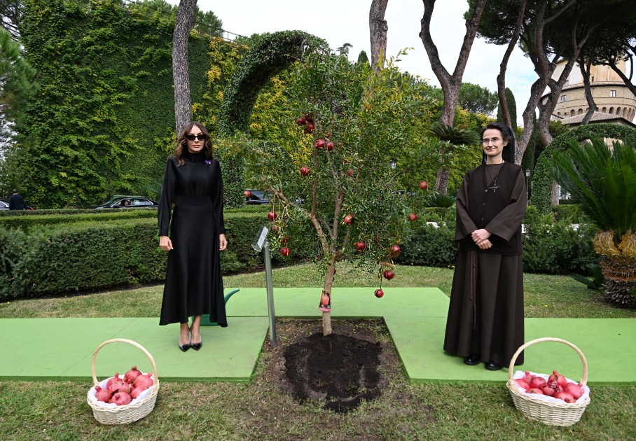 Mehriban Əliyeva qızları və gəlini ilə birlikdə ağacəkmə mərasimində - FOTOLAR