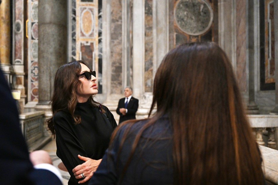 Birinci xanım Müqəddəs Pyotr Bazilikasındakı bərpa işləri ilə tanış oldu - FOTOLAR